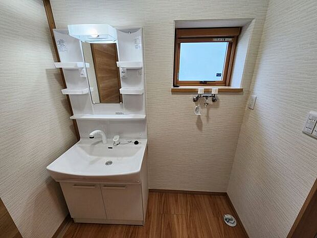 室内(2023年12月)撮影◎現地案内予約受付中！◎湿気のたまりやすい洗面所も、小窓があるので換気でき衛生的です！