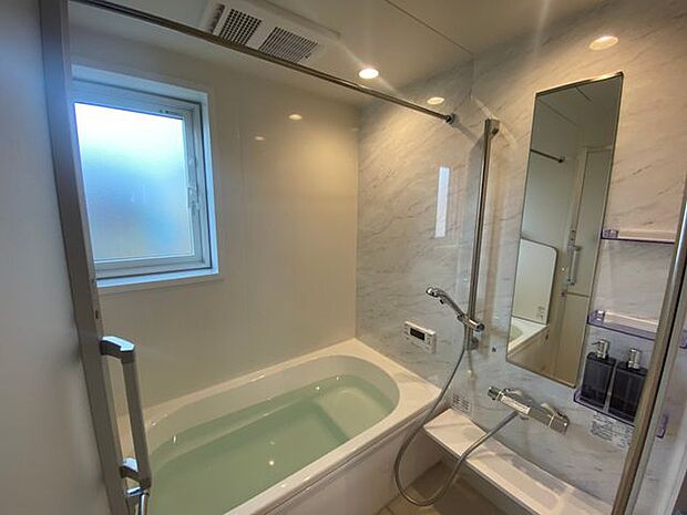 室内(2023年11月)撮影◎現地案内受付中！◎落ち着きと清潔感あふれるデザインの浴室。追炊機能付きでいつでもぽかぽかバスタイム♪