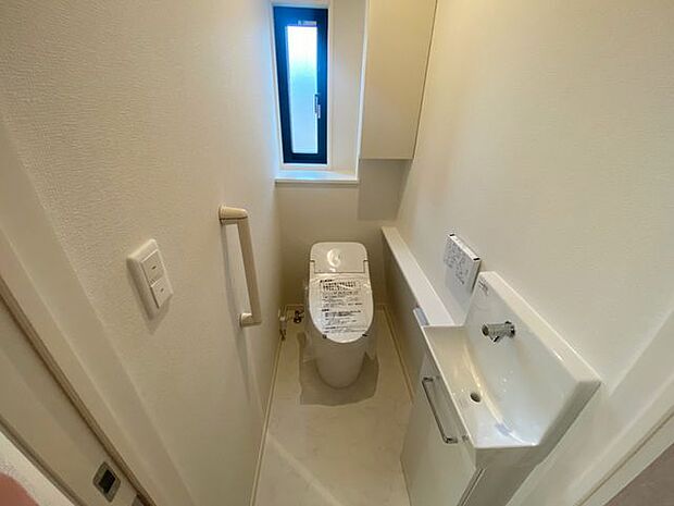 室内(2023年11月)撮影◎現地案内受付中！◎スタイリッシュなデザインのタンクレストイレ。手すり、手洗い場つきなど使い勝手も良いですよ◎
