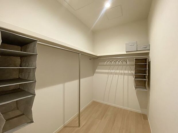 室内(2023年11月)撮影◎現地案内受付中！◎棚やポールがシンプルな配置なので、収納棚をつけ足したりと、自分好みのレイアウトをしやすいですね◎