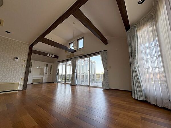 室内(2025年7月)撮影◎本日内覧可能◎一部勾配天井になっているので、より開放感も生まれ広く感じることが出来ます！