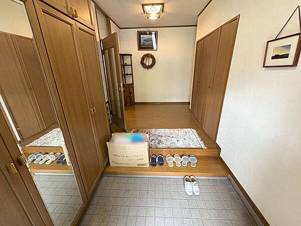 室内(2025年8月)撮影◎現地案内予約受付中！◎広々とした玄関はベビーカーや車椅子の出し入れがしやすく、お子様の靴を履かせる補助などもしやすいです♪