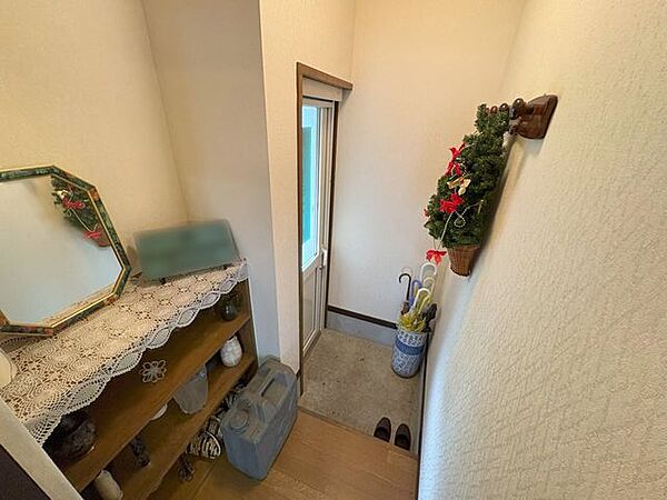 室内(2025年8月)撮影◎現地案内予約受付中！◎南東側の洋室に繋がる入口です！シューズボックス付きで、いつでもすっきりきれいに保てます◎