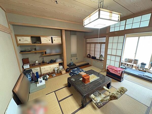 室内(2025年8月)撮影◎現地案内予約受付中！◎心も体もリラックスできる8帖の和室です♪リビングを通らないため、客間としてもお使いいただけます♪