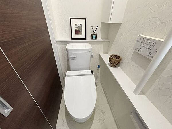 室内(2026年7月)撮影◎現地案内予約受付中！◎トイレは各階にあるため、夜中にトイレに行く際に階段を降りる必要がなくなり、安全かつ楽に利用できます♪