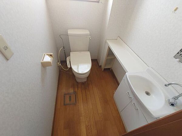 室内(2026年6月)撮影 ◎本日案内可能◎便利な手洗い場付きのトイレです！ゲストを招いた際も、プライベートな洗面室に入ってもらうことなく気持ち良く使っていただけます♪