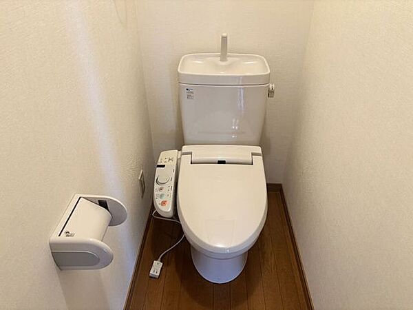室内(2026年6月)撮影◎本日案内可能◎トイレは各階にあるため、夜中にトイレに行く際に階段を降りる必要がなくなり、安全かつ楽に利用できます♪
