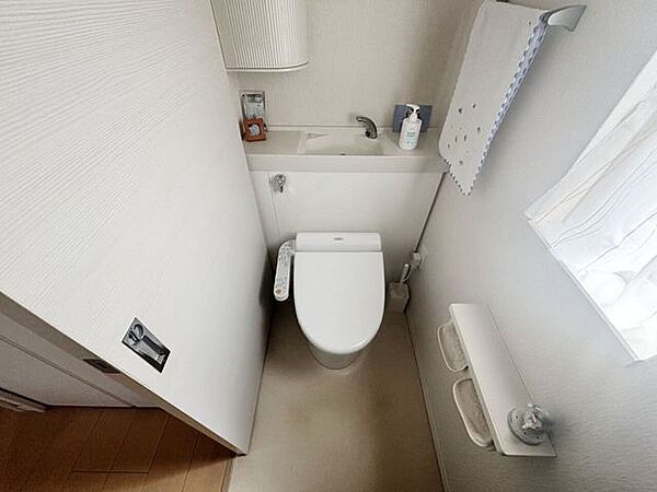 室内(2026年7月)撮影◎現地案内予約受付中！◎便利な手洗い場付きのトイレを各階に完備！リビングを通らずトイレに行けるため気兼ねなく使用できます◎