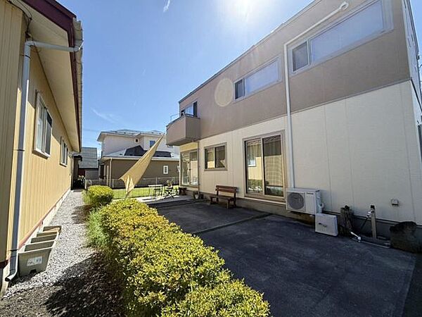 現地(2026年8月)撮影◎現地案内予約受付中！◎庭は道路に面していないため通りからの視線が気にならずプライベート感たっぷり！お子様やペットの道路飛び出しの心配がなく過ごせるのが嬉しいですね◎