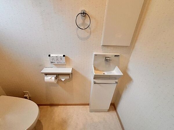 室内(2026年8月)撮影◎現地案内予約受付中！◎1階のトイレには手洗い器を備えており、使用後すぐに手が洗えて衛生的です！