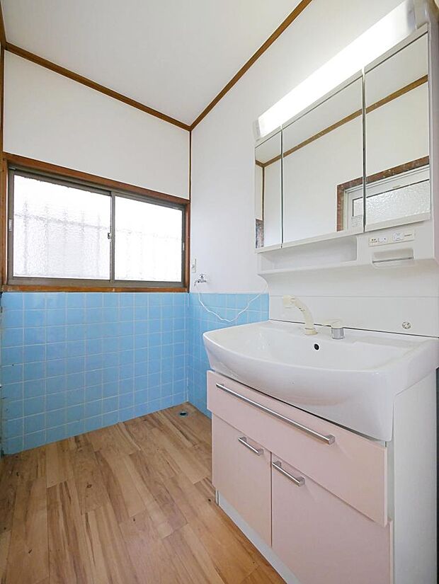 脱衣所は三面鏡洗面台と洗濯水栓があります。