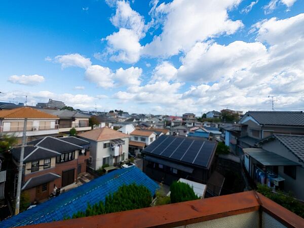 バルコニーからの景色です。目の前に建物もなく、陽当たりも良好です。