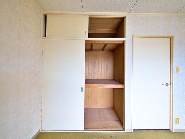 季節ものもスッキリ片付けられる、たっぷりの収納です。衣替えの際にも困らない大容量の収納スペースがあり、季節ごとのアイテムをスムーズに整理できます。快適な生活をサポートします。