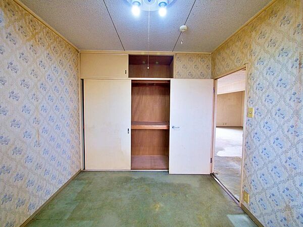 約７帖の洋室。収納スペースが充実しており、スッキリとした空間を保てます。快適な居住空間を提供します。