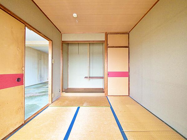 ゆったりとした和室は、洗濯物を畳む家事スペースや、家族が寝転がってくつろげるスペースとしても活躍します♪