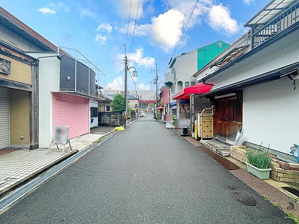 全面道路は約５mございますので、車と車のすれ違いも気になりません。