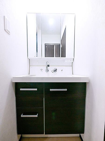 清潔感あふれるデザインと機能性を兼ね備えた洗面所。