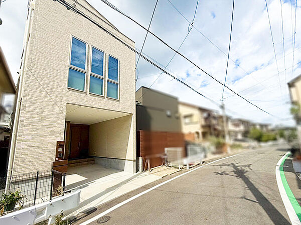 全面道路は幅員約6mございますので、お車の出し入れもスムーズです。