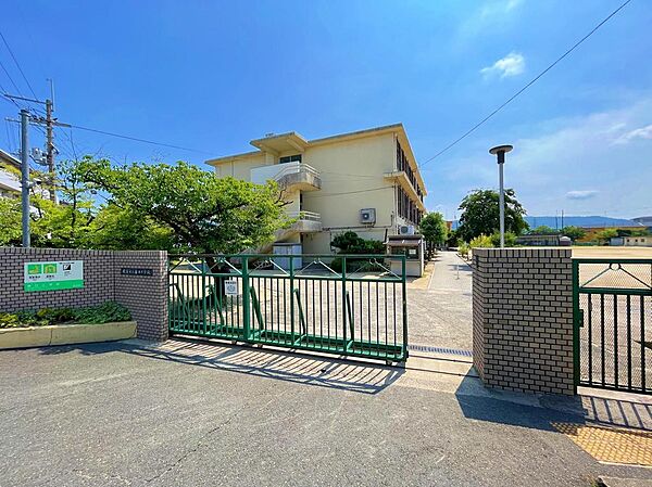 ◇枚方市立春日小学校エリアトイレの洋式化／バリアフリー化／乾式清掃化／ユニバーサルデザイン化など、児童が快適に使えるような施設改善がされています。