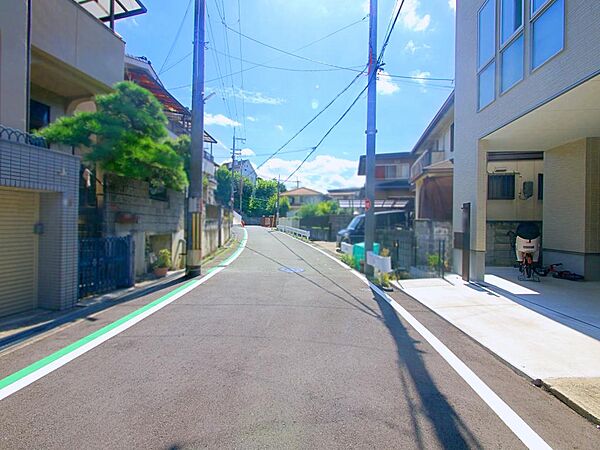 全面道路は幅員約6mございますので、お車の出し入れもスムーズです。