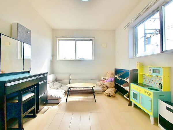 明るい洋室は子供部屋に最適です。お子様の成長を見守るのにぴったりの環境です。