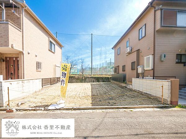 交通量が少なく、静かな前面道路で落ち着いた生活を提供します。