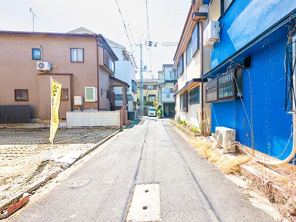 前面道路幅は4mあり、交通量も少なく静かな住環境です。