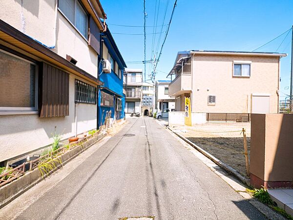 前面道路幅約4m、間口約8.1mのゆとりある敷地で、開放感のある住環境です。