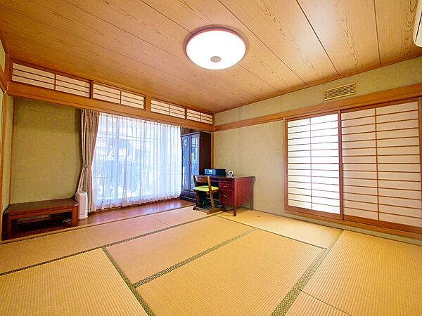 南向きのお部屋で、日中はとても明るい雰囲気です。
