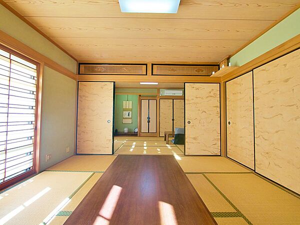 二間続きのゆとりある和室で、来客時や家族のくつろぎスペースとしても重宝します。