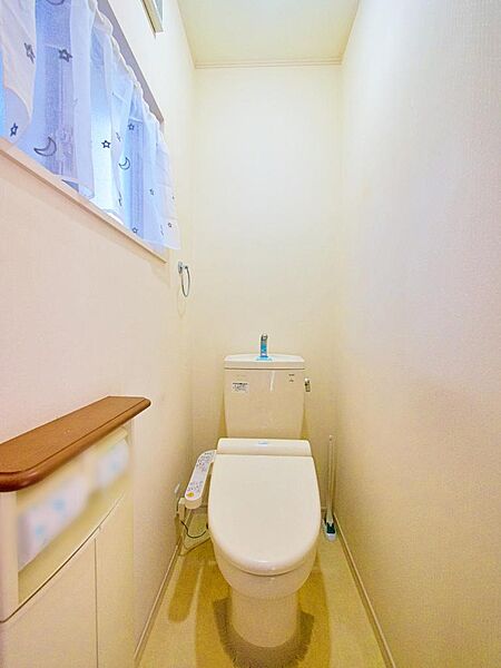 窓のついたトイレです。ゆとりのある大きさで、窮屈なトイレスペースの印象はございません。