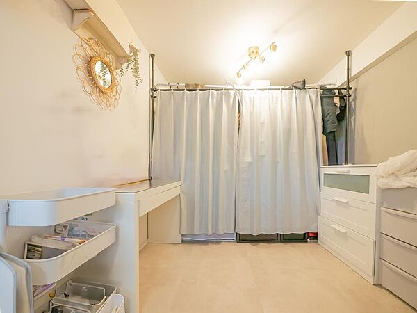 リビング横の洋室です。床に建具のレールがございませんので、LDKと繋げて一体として活用できます。