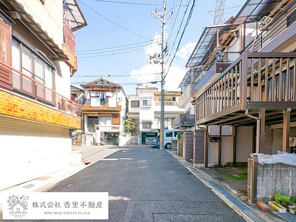 ◇くにみの丘公園まで徒歩約6分、山田池公園までお車約7分。お子様とのお散歩や外遊びにも嬉しい住環境です。