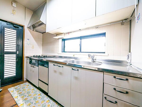 作業スペースがしっかり確保された、独立感のあるキッチン。毎日のお料理も快適にこなせます。