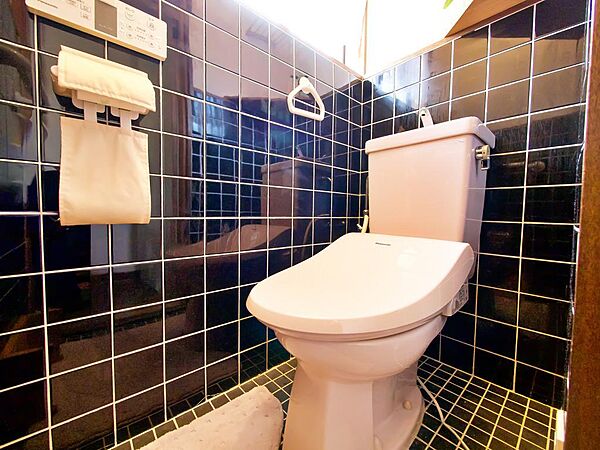 タイル張りでお手入れもしやすいトイレ空間。落ち着いたデザインが、住まい全体の雰囲気と調和しています。