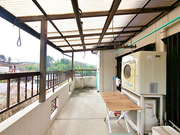 広々としたバルコニーは、空を近くに感じられる開放的な空間。陽当たりも良く、気持ちの良い時間を過ごせます。