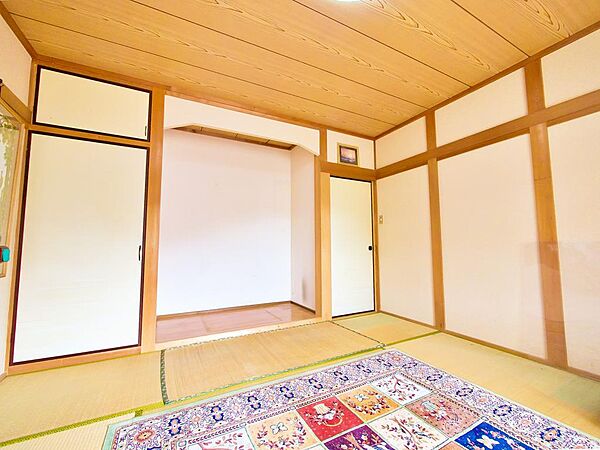 ゆったりとした和室は、洗濯物を畳む家事スペースや、家族が寝転がってくつろげるスペースとしても活躍します♪