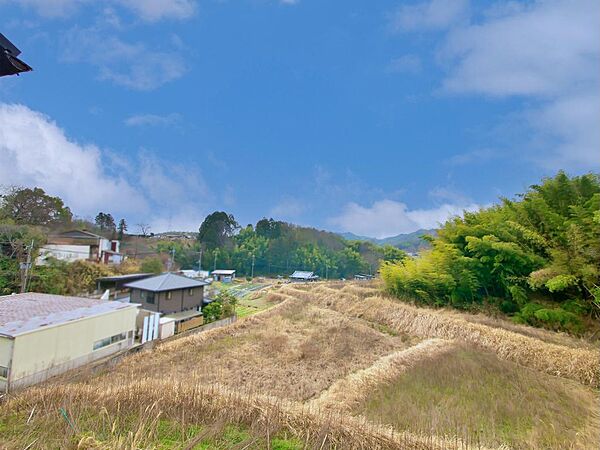 四季折々に表情を変える田園と山の風景を望む住まい。自然を身近に感じながら、ゆったりとした時間を過ごせます。