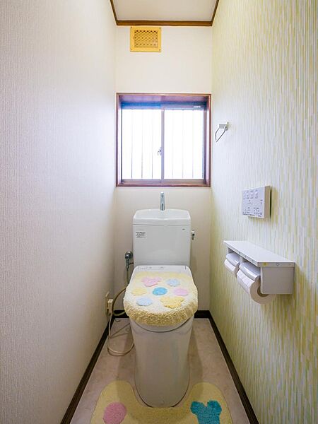 すっきりと整った空間で、日々の使用も快適。光が行き届き、清潔感を感じられるトイレです。