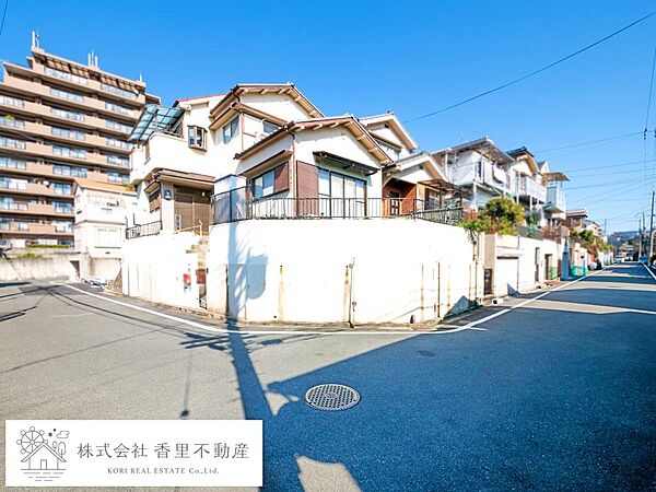 ◇角地＋広々前面道路、安心感のある住まい