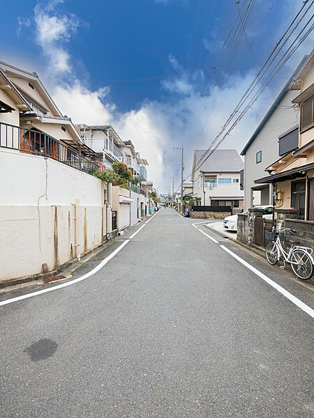 南西・北西両側が道路に接しており、明るく開放的な住環境。陽当たりや風通しも良好です