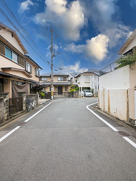 南西側6.3m、北西側11.1mの広々道路に面する角地。ゆとりある前面道路幅で車のすれ違いもスムーズ。毎日の駐車も安心です。