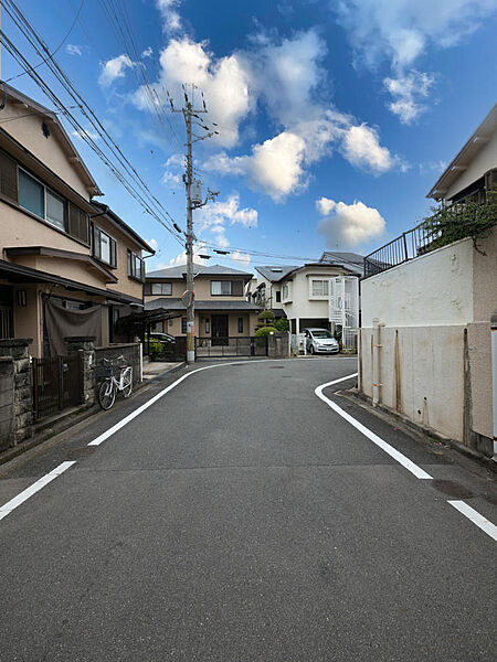 前面道路が広く、歩行者や車の動きが把握しやすい設計。小さなお子さまのいる家庭も安心です。