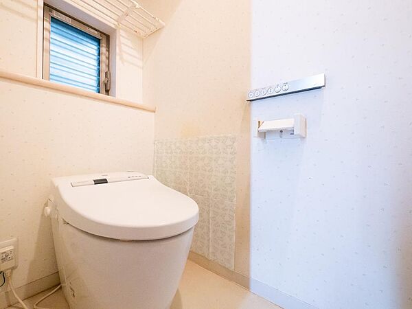 白を基調とした清潔感のあるトイレ空間。