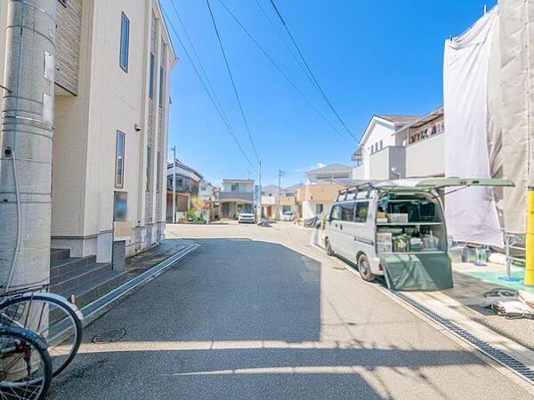 北西側約5.2m・南西側約5.5mの公道に接道