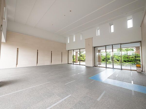 マンションエントランスは、整えられたデザインと清潔感があり、住まいの第一印象を高める上質な迎えの空間です。
