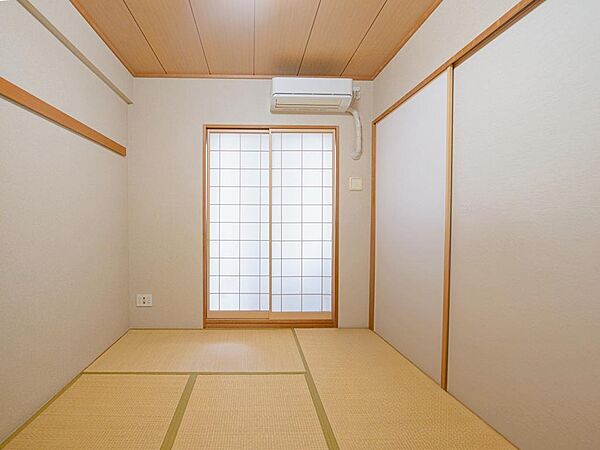 約6帖の和室は、落ち着いた雰囲気の空間で、客間やお子様の遊び場、くつろぎスペースなど多目的に活用できる使い勝手の良い一室です。