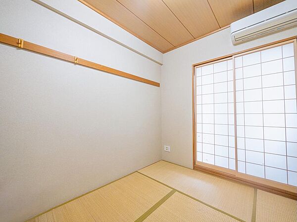 和室は、畳の香りが心地よい伝統的な空間です。心安らぐひと時を過ごし下さい。