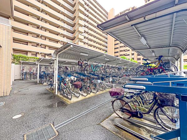 敷地内には駐輪スペースが設けられており、日常の自転車利用にも便利です。