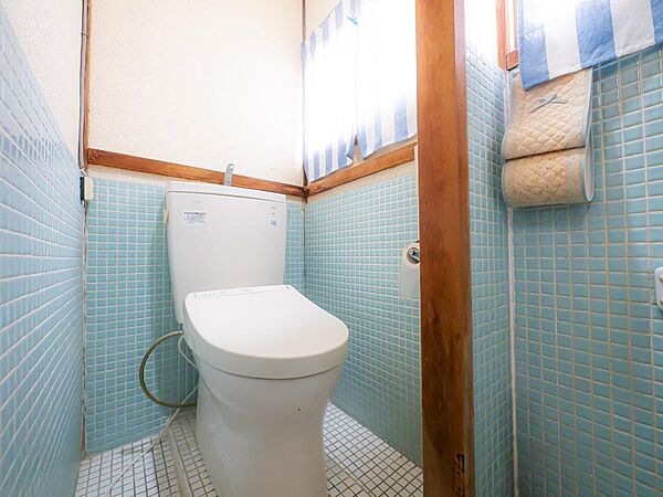 1階に配置された独立性の高いトイレ空間は、清潔感があり、落ち着いてご使用いただけます。